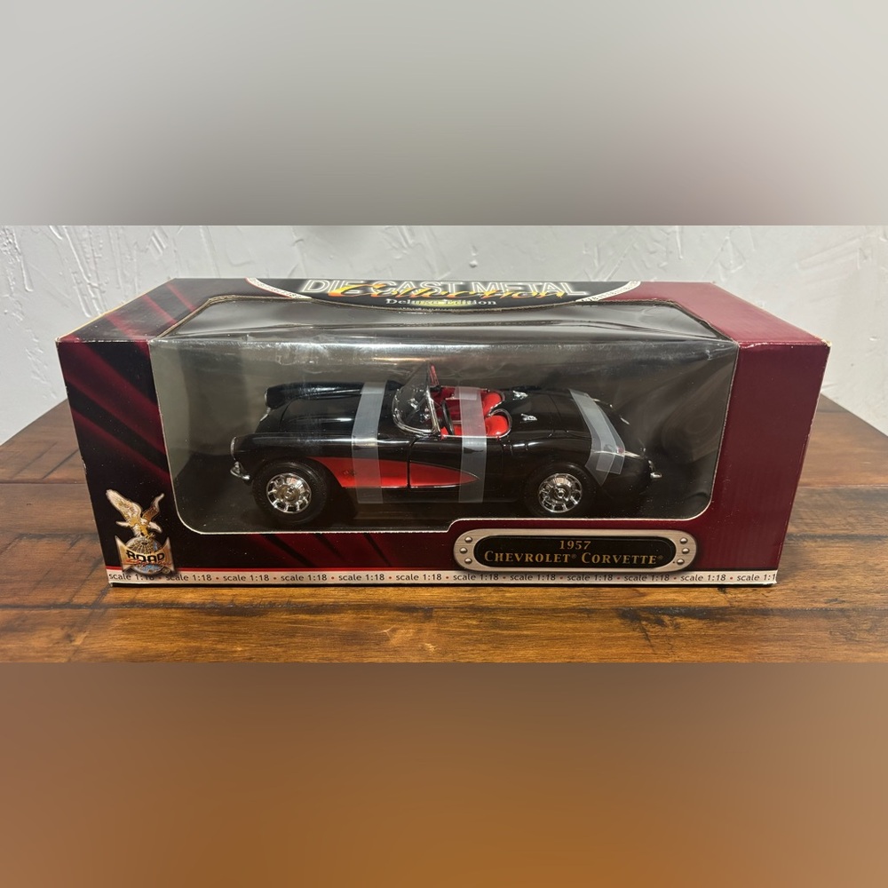 Road Signature Deluxe Edition 1957 Chevy Corvette 1:18 Scale Diecast Black/Red